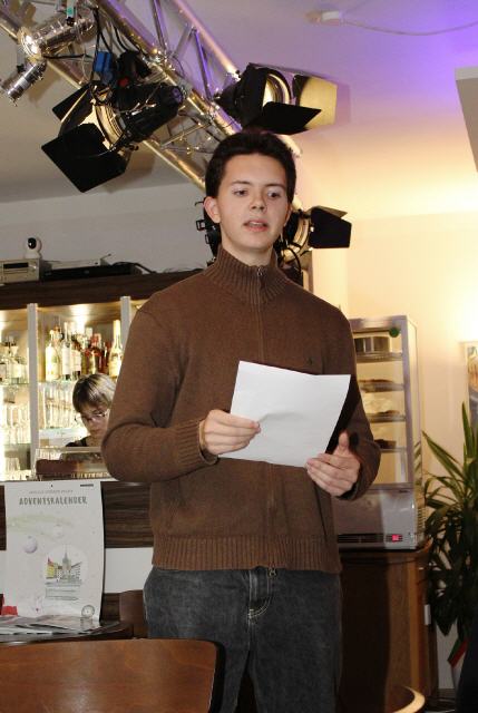 Enkel liest Anmoderation vo